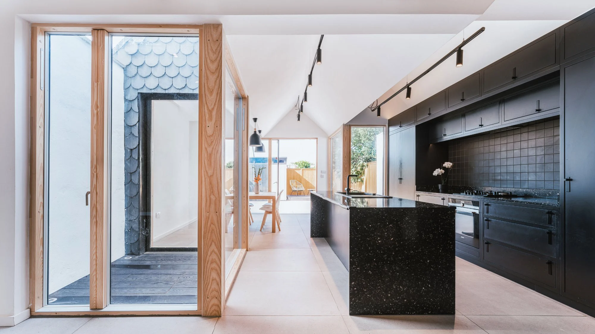 Vind een renovatiespecialist of aannemer voor je aanbouw en nieuwe keuken, rechtstreeks via GekeurdeVakman.
