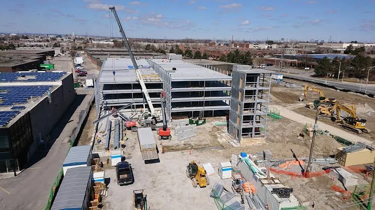 Vind een aannemer voor nieuwbouw, een bedrijfspand of een groot bouwproject: plaats je klus gratis op GekeurdeVakman.
