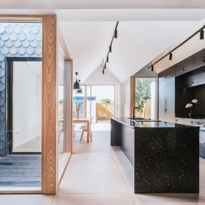 Vind een aannemer uit je omgeving om een aanbouw met open keuken aan je woning te laten bouwen, via GekeurdeVakman.