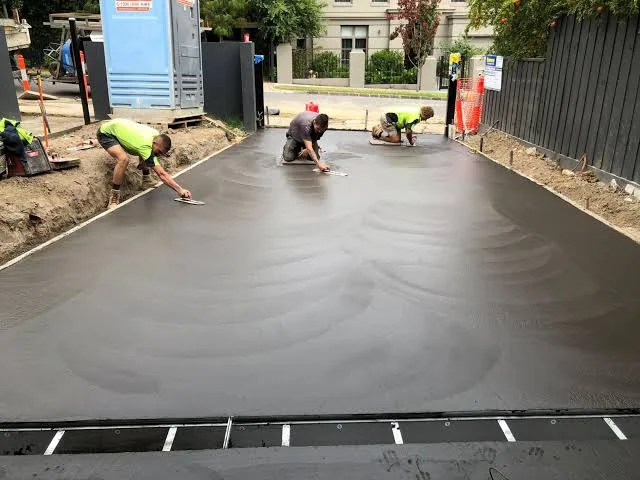 Vind een aannemer of stratenmaker uit je regio om een betonnen oprit bij je woning te laten aanleggen via GekeurdeVakman.
