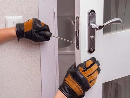 Inbraakwerend hang- en sluitwerk laten plaatsen