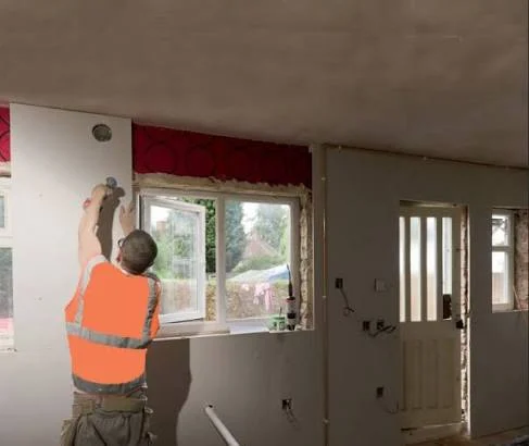 Vind een timmerman of aannemer om gipsplaten tegen je wanden en plafond te laten plaatsen via GekeurdeVakman.