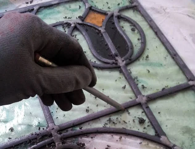 Een glas-in-loodraam laten restaureren? Vind een glaszetter bij jou in de buurt en plaats je klus gratis op GekeurdeVakman.
