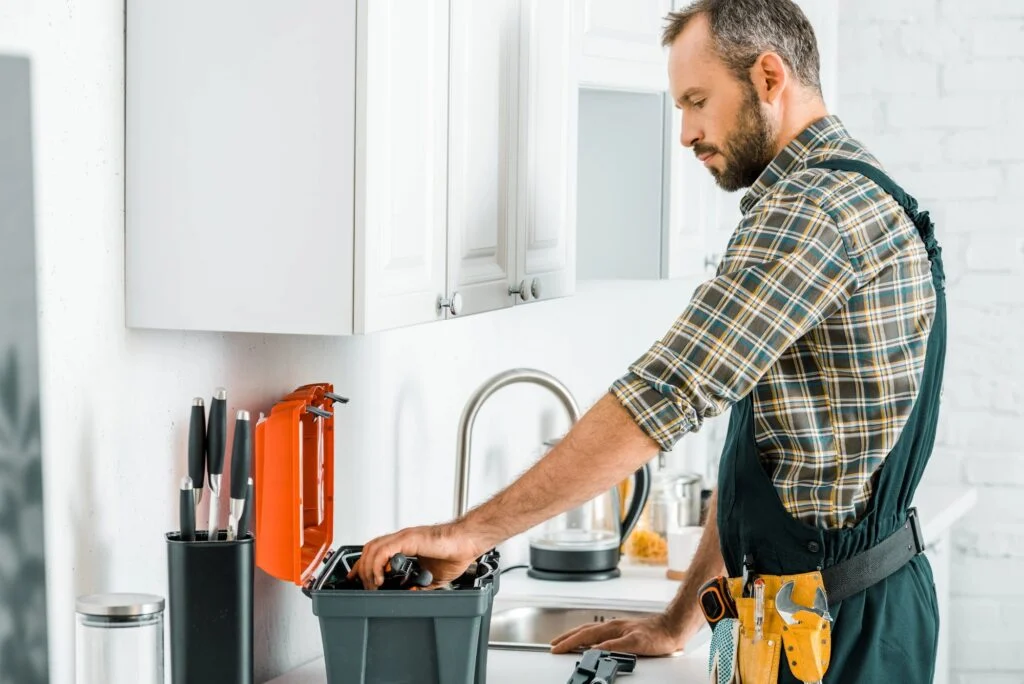 Een klusser inhuren voor een dag vol kleine klussen in huis? Vind een allround klusser in je regio via GekeurdeVakman.
