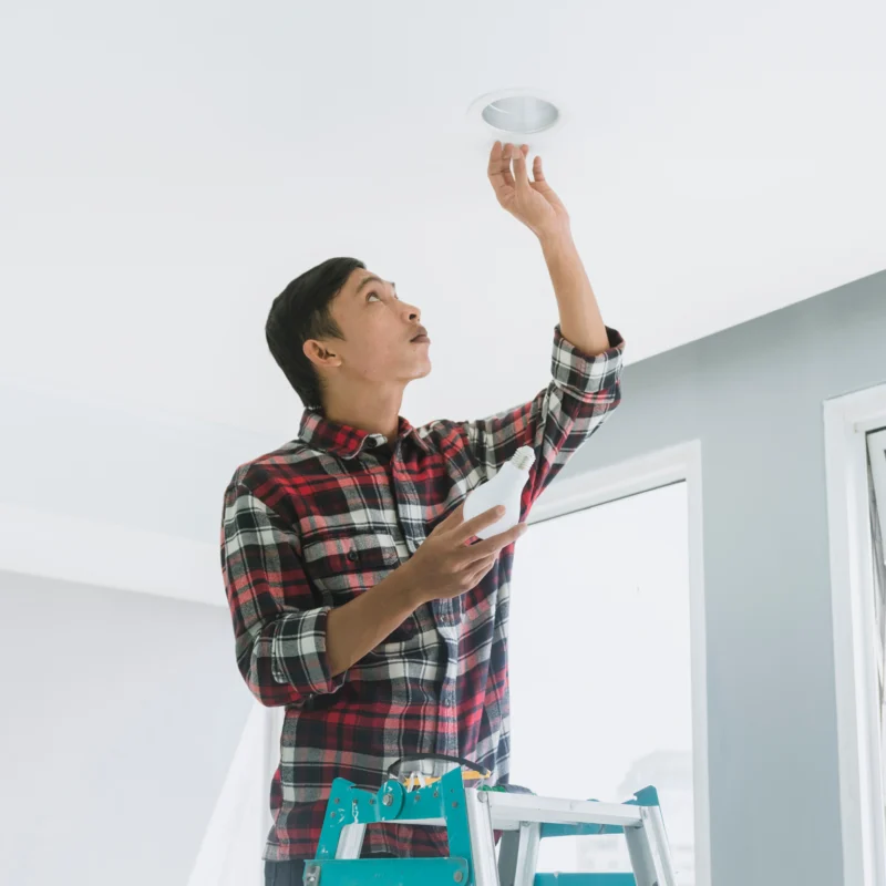 Inbouwspots of plafondverlichting laten plaatsen? Vind een elektricien uit je regio en plaats je klus op GekeurdeVakman.