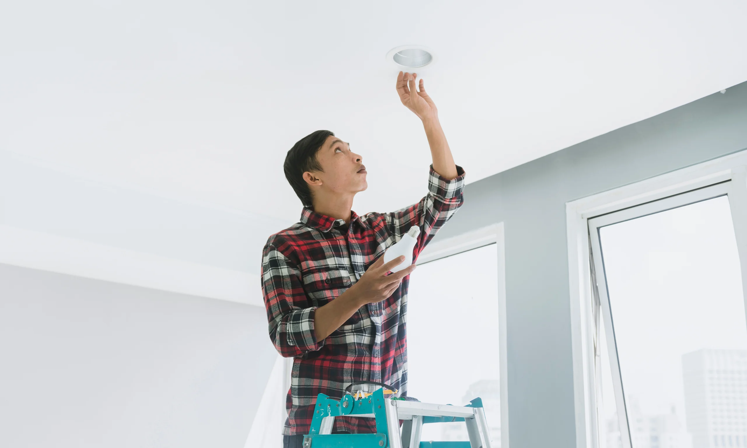 Inbouwspots of plafondverlichting laten plaatsen? Vind een elektricien uit je regio en plaats je klus op GekeurdeVakman.