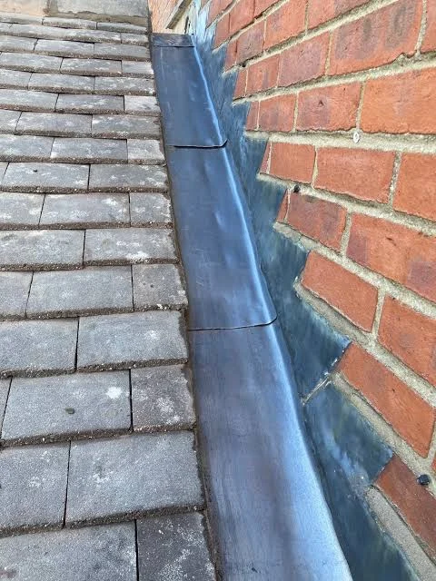 Vind een dakdekker bij jou in de buurt om lekkend loodwerk langs je schoorsteen te laten vervangen via GekeurdeVakman.