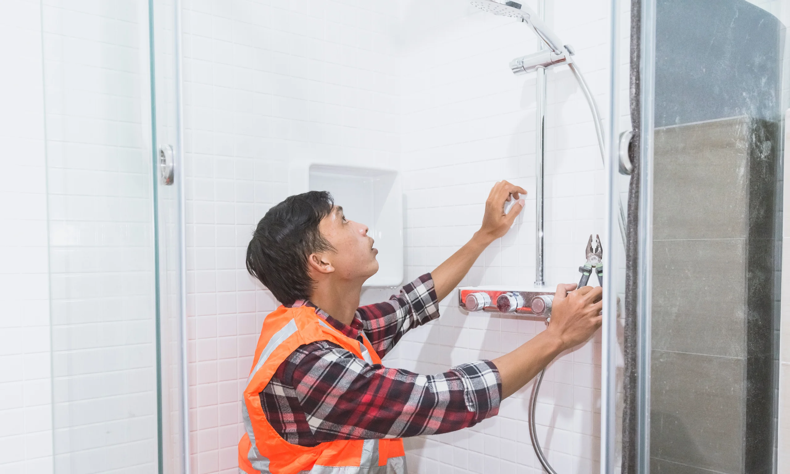 Een nieuwe douche of thermostaatkraan laten installeren? Vind een loodgieter in je regio en plaats je klus op GekeurdeVakman.