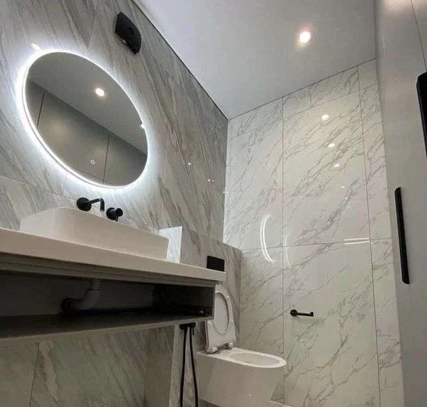 Je badkamer laten verbouwen met nieuwe tegels en sanitair? Vind een badkamerspecialist in je regio via GekeurdeVakman.