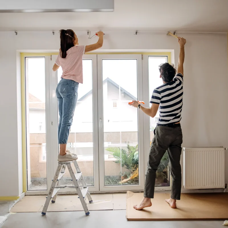 Woonkamer, plafond en wanden laten schilderen? Overleg rechtstreeks met een schilder uit je regio via GekeurdeVakman.