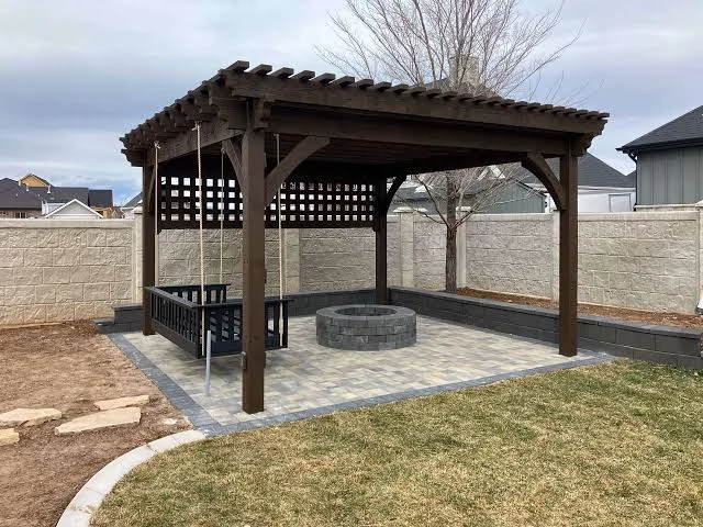 Vind een timmerman of hovenier uit je regio om een houten pergola in je tuin te laten bouwen via GekeurdeVakman.