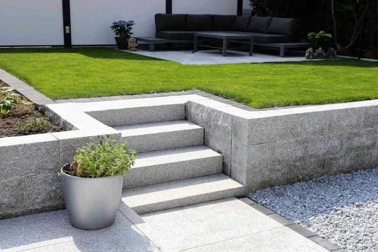 Hoogteverschil in je tuin? Vind een stratenmaker of hovenier om een stenen tuintrap te laten aanleggen via GekeurdeVakman.