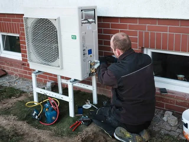Een warmtepomp in je bestaande woning laten installeren? Vind een warmtepompinstallateur uit je regio via GekeurdeVakman.