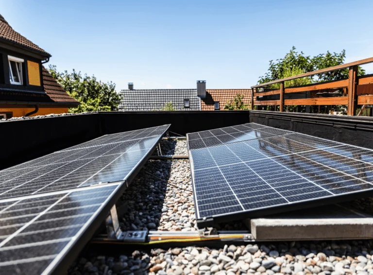 Vind een installateur uit je regio om zonnepanelen op je platte dak of grinddak te laten plaatsen via GekeurdeVakman.